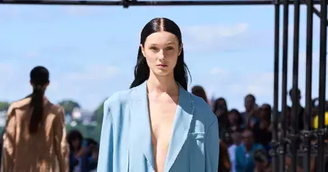 10 stylových letních kousků 2025: Světle modrá ovládla šaty i halenky