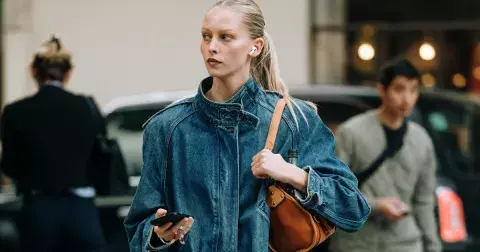 Podzim 2025: 10 stylových džínových kabátů pro chladné večery a rána