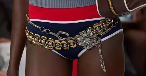 Belt on belt trend: Svažte se opaskem, ale pěkně se u toho odvažte