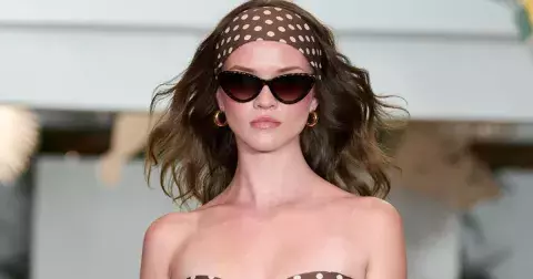 Lichotící i stylové: 7 trendy plavek, které vám vydrží až do léta 2026