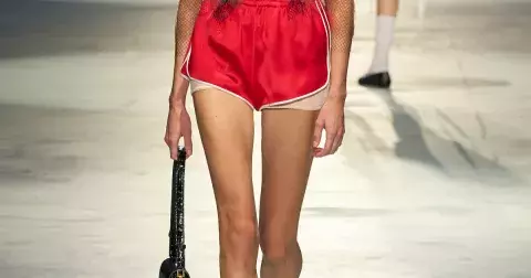 Nejžádanější vintage kraťasy 2025: S žabkami vždycky trefa do černého