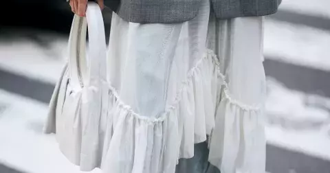 Šaty a sukně přes kalhoty: Jak oblékat tento možná kontroverzní trend?