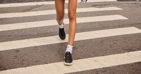 7 outfitů s černými teniskami pro stylový přechod do babího léta 2025