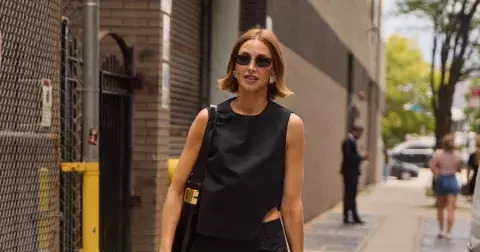 Jak nosit žabky na podpatku: 6 outfitů na léto 2025 do práce i víkend