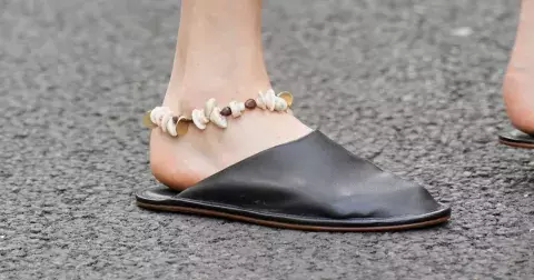 Letní mules a nazouváky 2025: 9 nejkrásnějších párů k šatům i šortkám