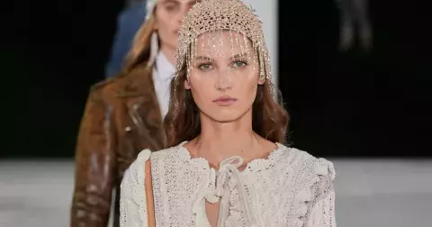 12 háčkovaných čepiček: Dětská nostalgie, která bude hitem léta 2025