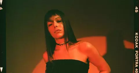 Miliónová Sara Rikas: Přináší do rapu něžnost, o které se moc nemluví