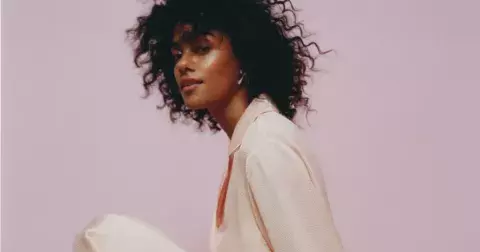 Barva roku podle Pantone je Peach Fuzz. Bude slušet i vám?