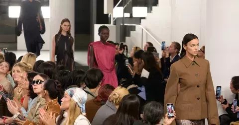 NYFW 2025: 5 nositelných a jednoduchých outfitů do práce, i víkend