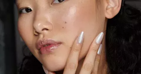 Krémová, čistá nebo ledově bílá: Letní mani a pedi v barvě léta 2025