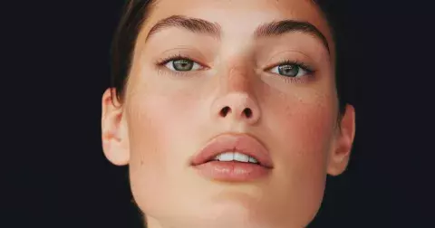 Trendy make-up 2025: 8 tipů jak na dokonale zářivou pleť bez make-upu