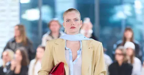 Nejvýraznějším doplňkem podzimu 2025 je jeden proužek látky