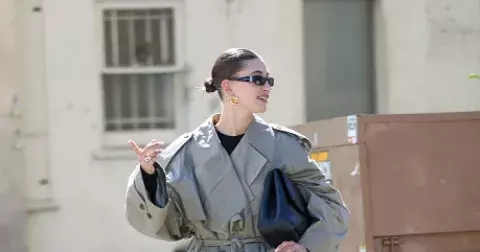 Kontroverzní délka je tu! Podle Hailey bude tento kabát hitem podzimu