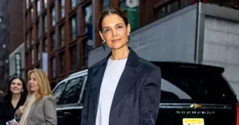 Ve stylu Katie Holmes: I klasika jako saténová sukně umí překvapit