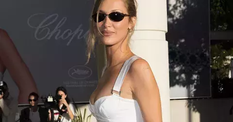 Účes léta 2025: Devadesátkové pramínky zvýrazní lícní kosti a omlazují