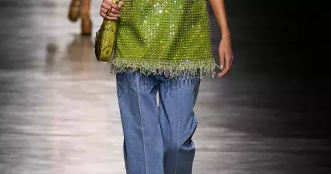 V hlavní roli asymetrie: Oblékněte denimové kalhoty s křivými švy