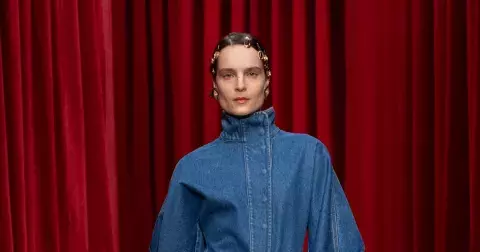 Nová éra denimu začíná. Budeme nosit rozparky, barvy a maxi baggy