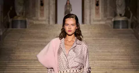 Odpočinek diktuje trendy: Saténové pyžamo dobývá letní šatníky 2025