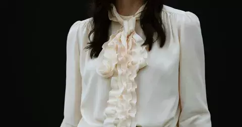 Co k džínům do práce? Vyměňte tričko za halenky ve stylu 70. let