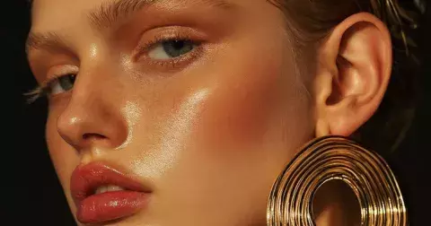 Lehké, hydratační a s SPF. 10 nejlepších make-upů a tvářenek léta 2025