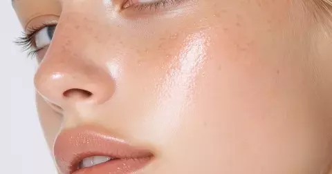 Matující papírky: Rychlý letní hack, který zachrání pleť ve třicítkách