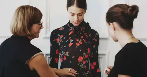 Móda 2025: O slovanském duchu a síle šátku s Magdou Butrym