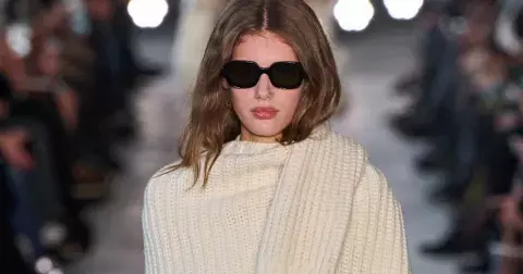 Svetrové mašle i kápě: 8 největších pletených trendů podzimu 2025