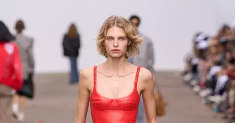 Léto 2025: 11 kožených kousků, které překvapivě patří i do horkých dní