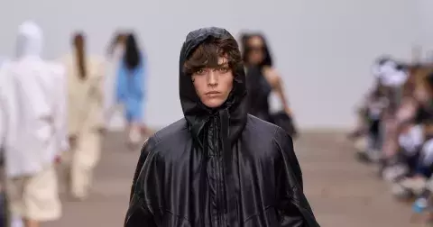 Trendy 2025: Léto patří botám po babičce, boxing tenisky jsou hitem