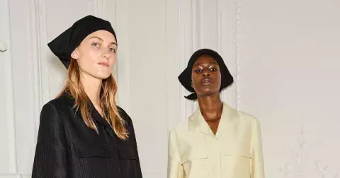 Nejvýraznějším doplňkem léta 2025 je černý šátek a překvapivý styling