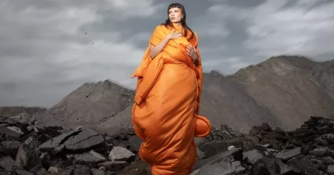 Když oděv ožije: Skulptury módy Lenky Hanzákové