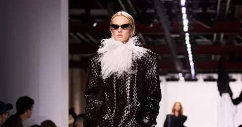 Úzké roláky a kožené sukně. 5 kousků z Milána, které do jara nepočkají