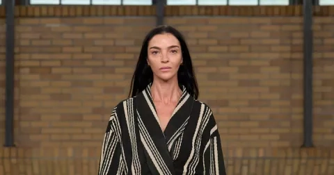 Zapomeňte na tlusté kabáty. Letos vládne elegantní županová silueta