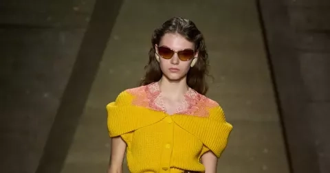 Zapomeňte na sportovní legíny. Vsaďte na detail z 80. let a syté barvy