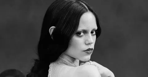 Wednesday 2: Jenna Ortega oslňuje v goth glamu a bleached obočí