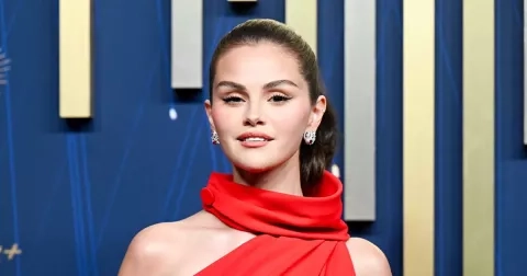 Selena Gomez svým svatebním účesem potvrdila návrat pěšinky na stranu