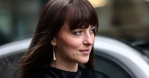Dakota Johnson dokazuje, že zkrácené kápě je mnohem více chic než sako
