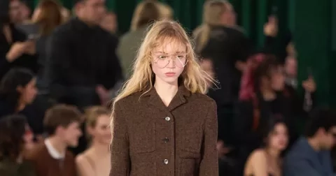 Že se úzké sukně nedají nosit? 4 outfity, co tě vyvedou rychle z omylu