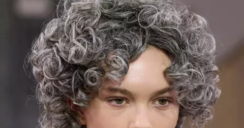Stříbrná balayage: Jak neschovávat šedé vlasy v létě 2025, péče o ně