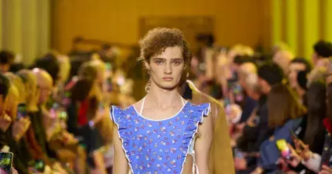 Miuccia Prada vrací ženy do zástěr a ptá se: Je práce žen doceněná?