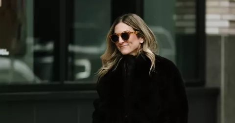 Zapomeňte na mum jeans. Stylové ženy teď nosí boho kožené kalhoty