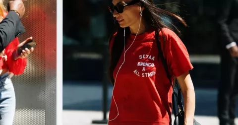 Vintage tričko jako hit podzimu 2025. 5 způsobů, jak ho nosit stylově