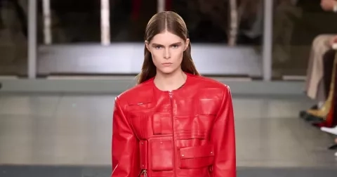 Nejkrásnější midi sukní je letos ta s volánem ze 70. let, jak ji nosit