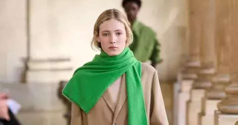 5 způsobů, jak nosit barvu, kterou nemiluje každý, ale lichotí všem