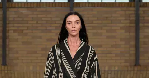 Zapomeňte na tlusté kabáty. Letos vládne elegantní županová silueta