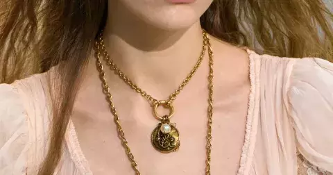 Nosila je i Jane Birkin: 10 nejhezčích boho náhrdelníků s přívěskem