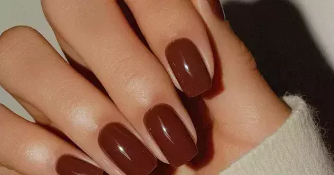 Podzimní elegance v novém: Naše ruce zdobí jemná, přesto výrazná hnědá