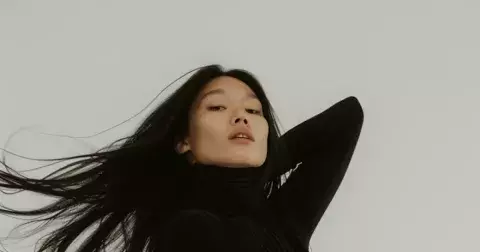 Noční krém na vlasy: Tajný hack pro hladké a zářivé vlasy přes noc