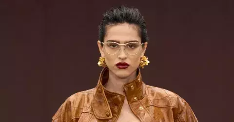 Odstín roku 2025: 10 tmavě rudých rtěnek, které rozzáří vaší pleť