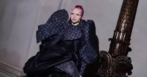 Od baletní tyče k latexu: Slovenská zpěvačka Adéla pobláznila svět